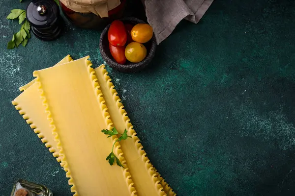 Koyu arkaplanda pişmemiş çiğ lazanya.