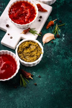 Farklı soslar seti. Ketçap, hardal, pesto, adjika