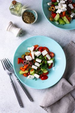 Salatalıklı Yunan salatası, domates, dolmalık biber, peynir ve zeytin. Akdeniz yemekleri