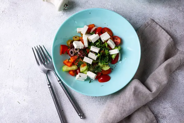 Salatalıklı Yunan salatası, domates, dolmalık biber, peynir ve zeytin. Akdeniz yemekleri