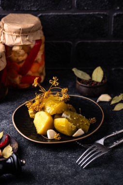 Bir kase salatalık turşusu, sağlıklı mayalanmış yiyecek.