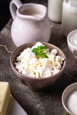 Süt ürünleri çeşitleri. Süt, süzme peynir, peynir, krema, tereyağı ve yoğurt