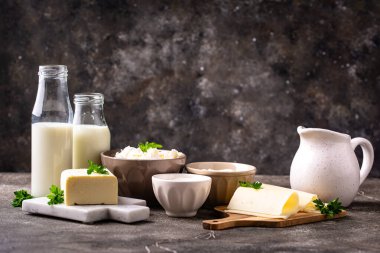 Süt ürünleri çeşitleri. Süt, süzme peynir, peynir, krema, tereyağı ve yoğurt