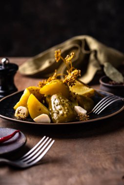 Bir kase salatalık turşusu, sağlıklı mayalanmış yiyecek.