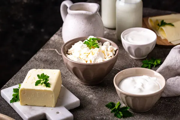 Süt ürünleri çeşitleri. Süt, süzme peynir, peynir, krema, tereyağı ve yoğurt