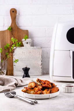 Havada kızartılmış tavuk kanatları, modaya uygun sağlıklı yemek tarifi.