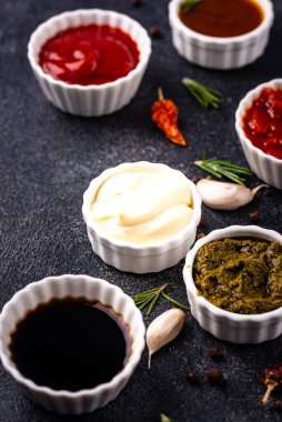 Farklı soslar seti. Ketçap, hardal, pesto, adjika