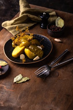 Bir kase salatalık turşusu, sağlıklı mayalanmış yiyecek.