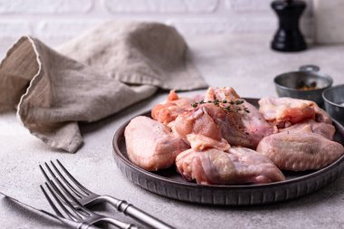 Siyah arka planda çiğ tavuk kanadı..