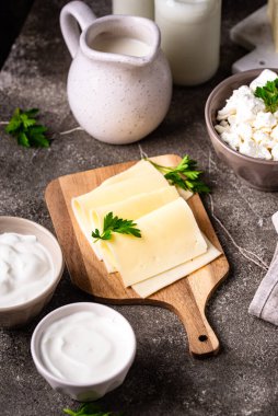 Süt ürünleri çeşitleri. Süt, süzme peynir, peynir, krema, tereyağı ve yoğurt