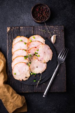 Tabağında bitkiler olan dilimlenmiş tavuk sosisi.