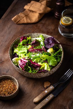 Bir kase taze yeşil salata karışımı. Sağlıklı yemek.