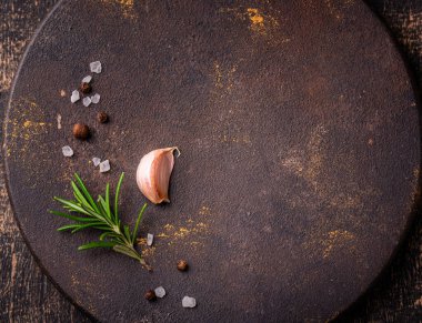 Biberiye, sarımsak, tuz ve biber. Mutfak arka planı.