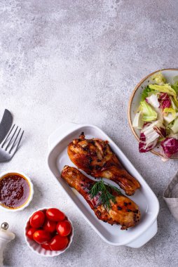 Kızarmış ya da sebzeli tavuk budu.