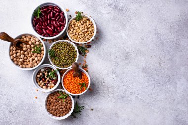Çeşitli baklagillerin karışımı. Fasulye, mercimek, soya fasulyesi, bezelye ve nohut.