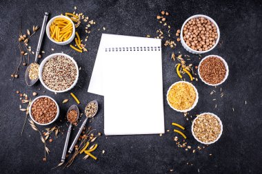 Glütensiz mısır gevreği ve inleme. Pirinç, karabuğday, mercimek, nohut ve kinoa.
