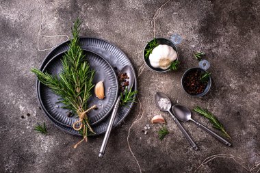 Biberiye, sarımsak, tuz ve biber. Mutfak arka planı.