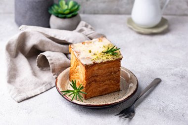 Küp şeklinde kruvasan. Modern moda tatlı.