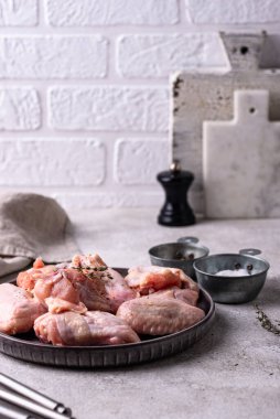 Siyah arka planda çiğ tavuk kanadı..