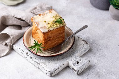 Küp şeklinde kruvasan. Modern moda tatlı.