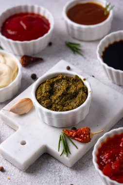 Farklı soslar seti. Ketçap, hardal, pesto, adjika
