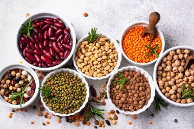 Çeşitli baklagillerin karışımı. Fasulye, mercimek, soya fasulyesi, bezelye ve nohut.