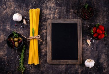 İtalyan yemek konsepti. Spagetti, domates, biberiye, sarımsak ve baharatlı.