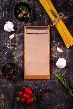 İtalyan yemek konsepti. Spagetti, domates, biberiye, sarımsak ve baharatlı.