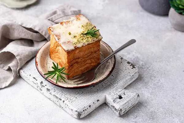 Küp şeklinde kruvasan. Modern moda tatlı.