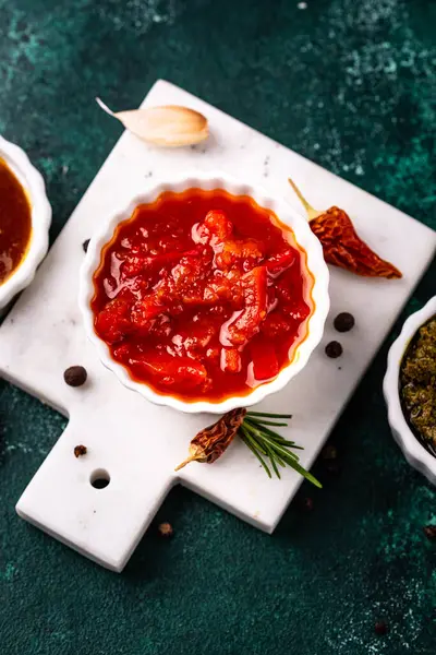 Farklı soslar seti. Ketçap, hardal, pesto, adjika