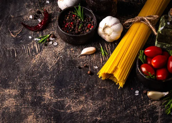 İtalyan yemek konsepti. Spagetti, domates, biberiye, sarımsak ve baharatlı.