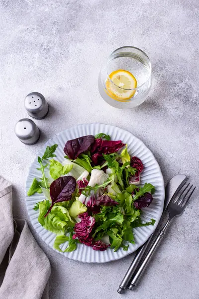 Bir kase taze yeşil salata karışımı. Sağlıklı yemek.