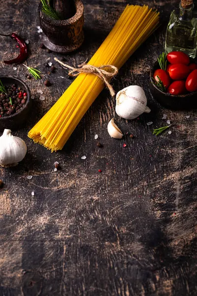 İtalyan yemek konsepti. Spagetti, domates, biberiye, sarımsak ve baharatlı.