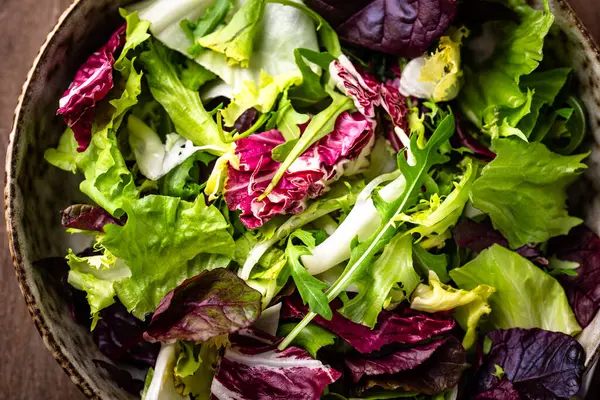 Bir kase taze yeşil salata karışımı. Sağlıklı yemek.