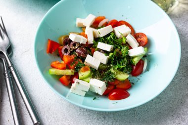 Salatalıklı Yunan salatası, domates, dolmalık biber, peynir ve zeytin. Akdeniz yemekleri