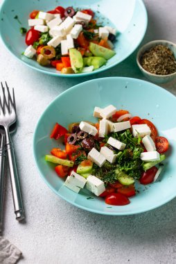 Salatalıklı Yunan salatası, domates, dolmalık biber, peynir ve zeytin. Akdeniz yemekleri