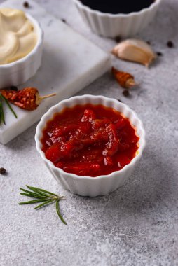 Farklı soslar seti. Ketçap, hardal, pesto, adjika