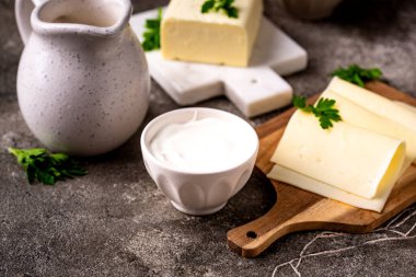 Süt ürünleri çeşitleri. Süt, süzme peynir, peynir, krema, tereyağı ve yoğurt