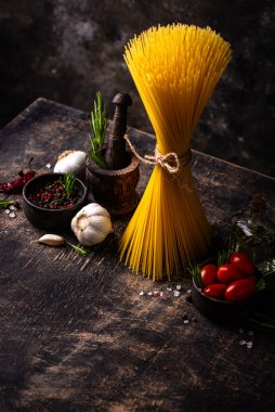 İtalyan yemek konsepti. Spagetti, domates, biberiye, sarımsak ve baharatlı.