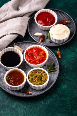 Farklı soslar seti. Ketçap, hardal, pesto, adjika