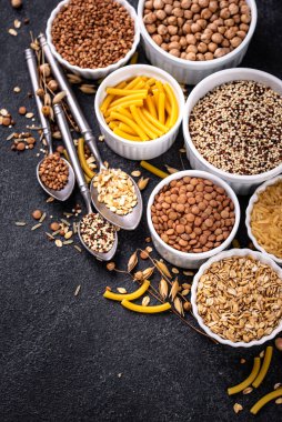 Glütensiz mısır gevreği ve inleme. Pirinç, karabuğday, mercimek, nohut ve kinoa.