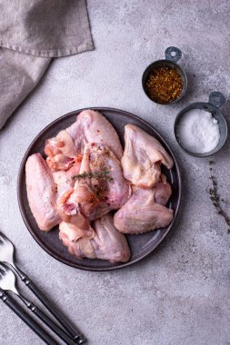 Siyah arka planda çiğ tavuk kanadı..