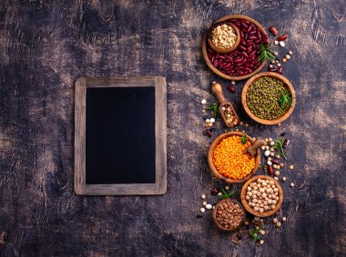 Çeşitli baklagillerin karışımı. Fasulye, mercimek, soya fasulyesi, bezelye ve nohut.