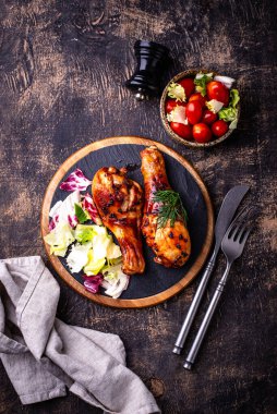 Kızarmış ya da sebzeli tavuk budu.