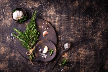 Biberiye, sarımsak, tuz ve biber. Mutfak arka planı.