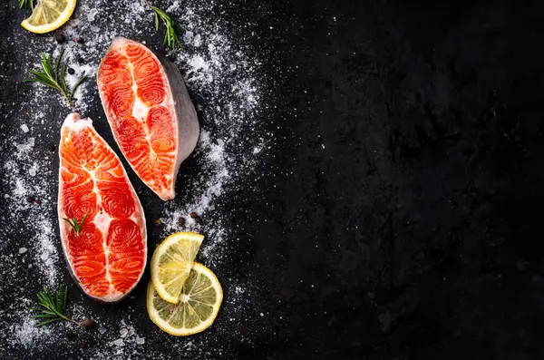 Çiğ somon, biberiye ve limonlu.