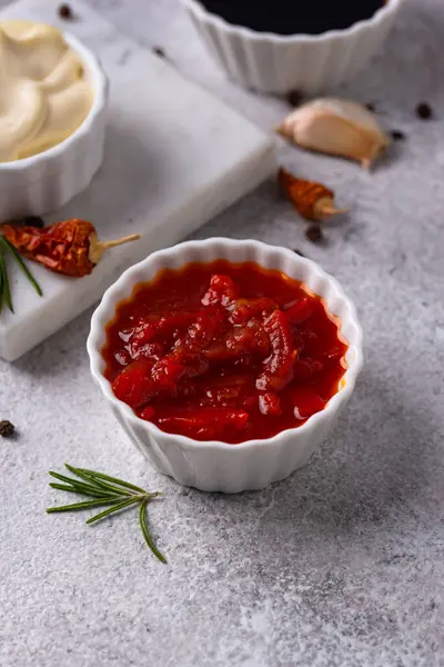 Farklı soslar seti. Ketçap, hardal, pesto, adjika