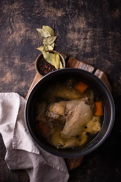 Tavuk çorbası ya da tavada sebze çorbası.