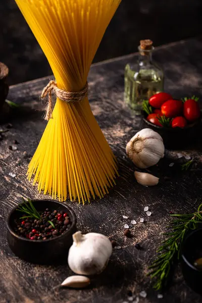 İtalyan yemek konsepti. Spagetti, domates, biberiye, sarımsak ve baharatlı.