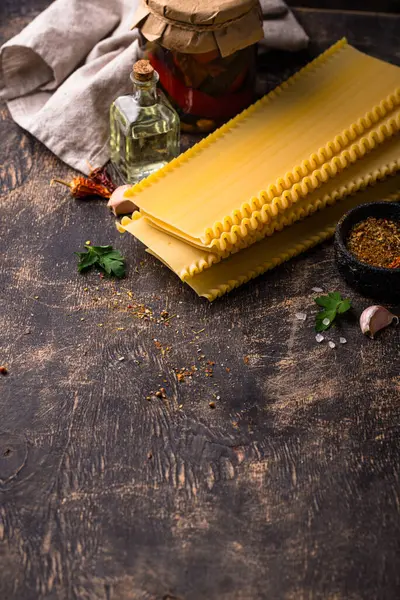 Koyu arkaplanda pişmemiş çiğ lazanya.